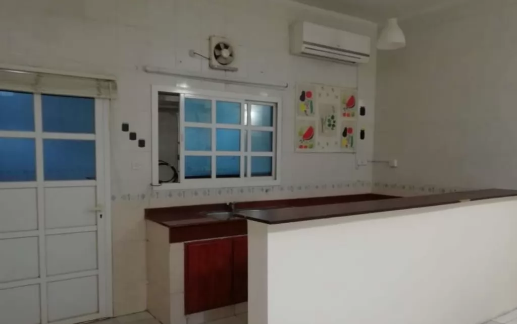 Residential Ready Property 1 Bedroom U/F Apartment  for rent in Al Sadd , Doha #13728 - 1  image 