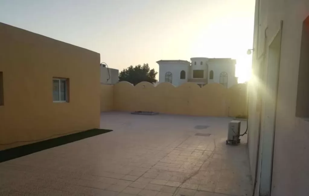 Residential Ready Property 1 Bedroom U/F Apartment  for rent in Al-Dafna , Doha-Qatar #13734 - 3  image 