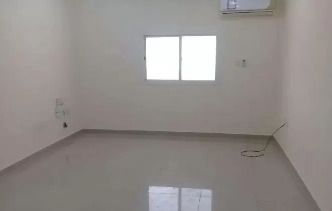 Residential Ready Property 2 Bedrooms U/F Apartment  for rent in Al Wakrah #13763 - 1  image 