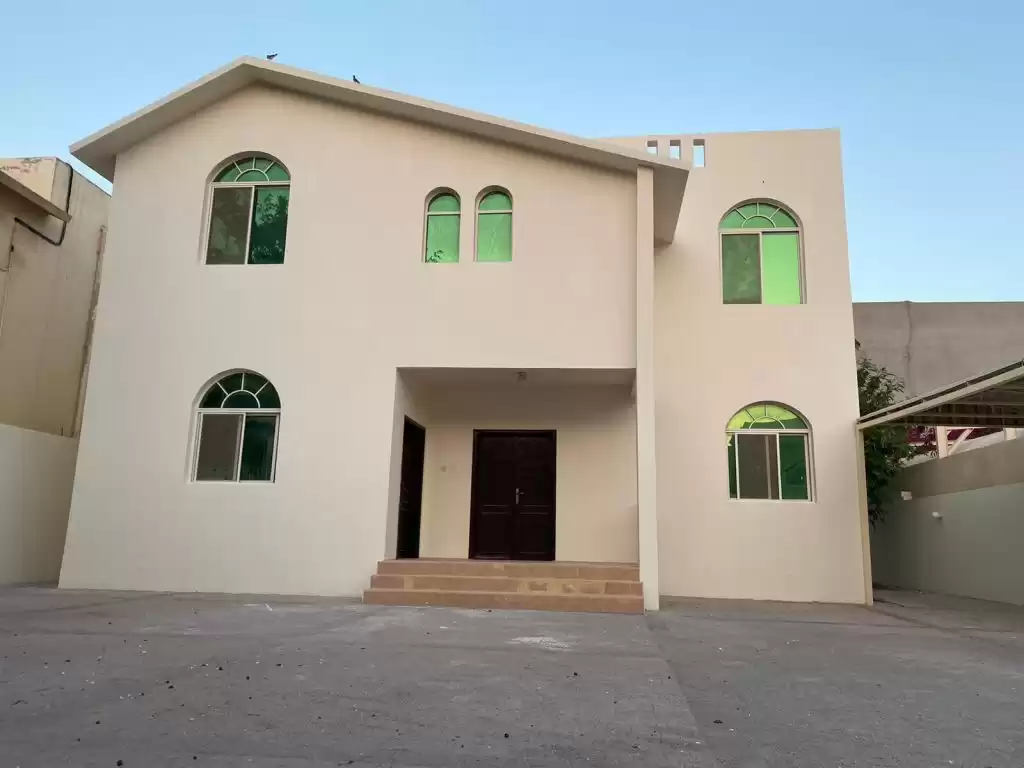 Wohn Klaar eigendom 6 Schlafzimmer U/F Wohnung  zu vermieten in Al Sadd , Doha #13772 - 1  image 