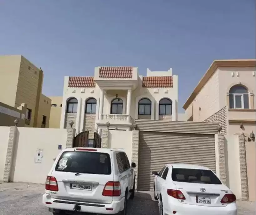 yerleşim Hazır Mülk 6 Yatak Odası U/F Müstakil Villa  satılık içinde Al Sadd , Doha #13796 - 1  image 