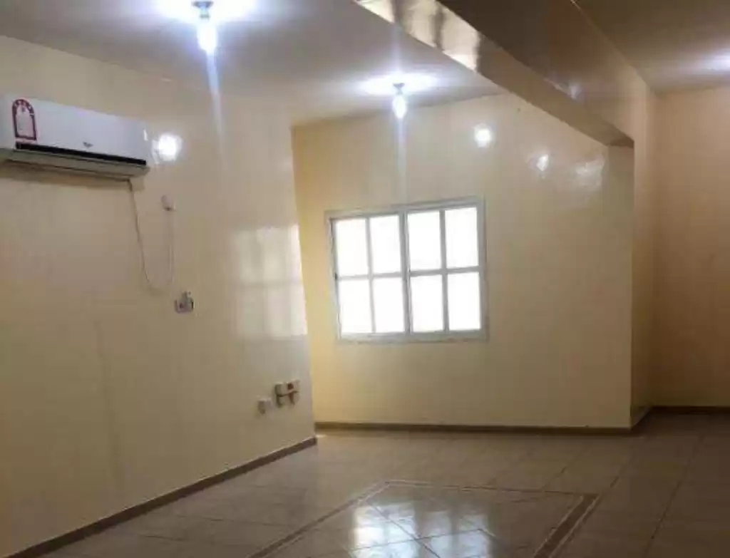 Residential Ready Property 3 Bedrooms U/F Apartment  for rent in Al Sadd , Doha #13829 - 1  image 