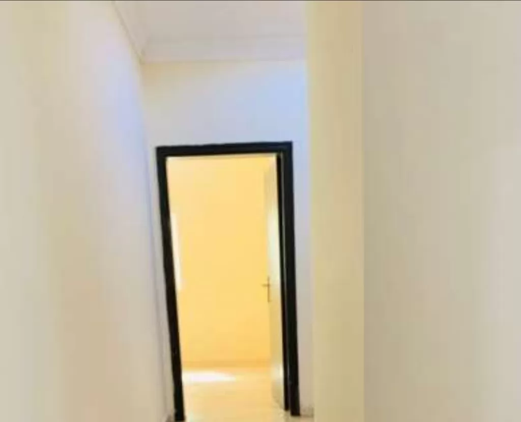 Residential Ready Property 2 Bedrooms U/F Apartment  for rent in Al Wakrah #13851 - 1  image 