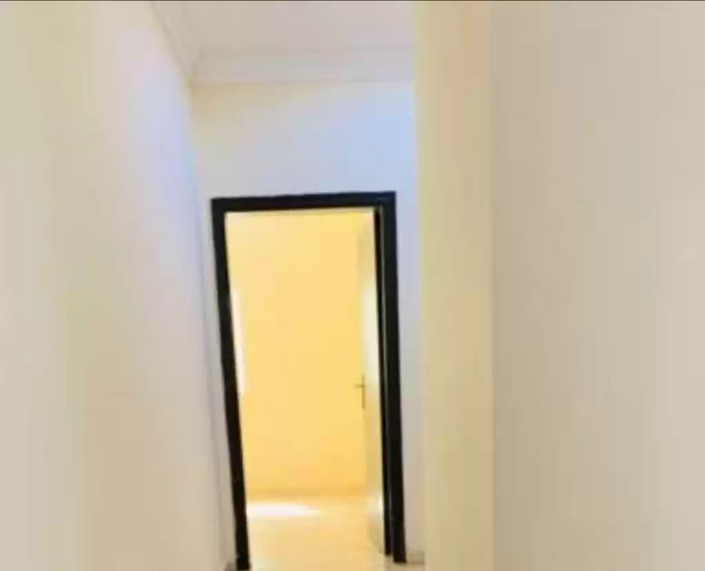 yerleşim Hazır Mülk 2 yatak odası U/F Apartman  kiralık içinde Al Sadd , Doha #13851 - 1  image 