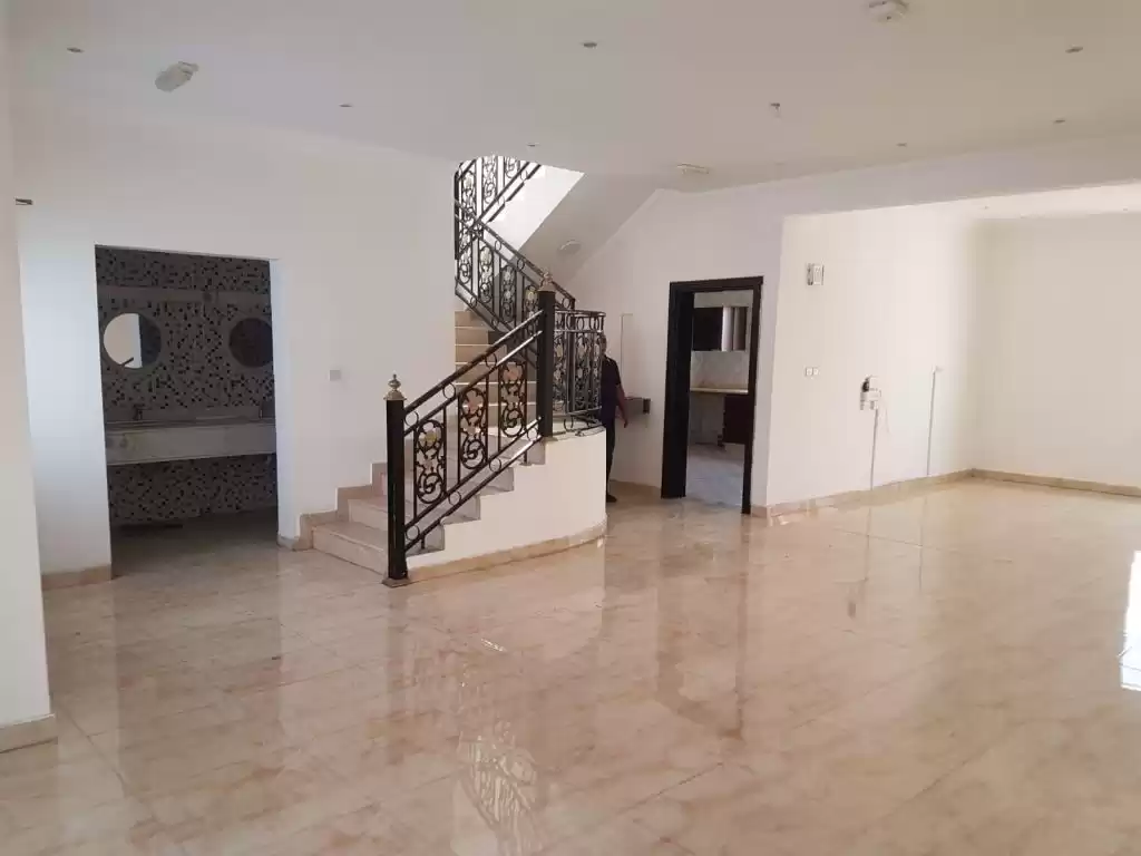 Résidentiel Propriété prête 5 chambres U / f Villa à Compound  a louer au Al-Sadd , Doha #13918 - 1  image 