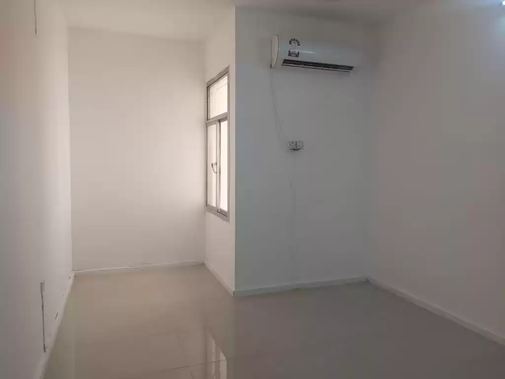 Wohn Klaar eigendom 4 Schlafzimmer U/F Wohnung  zu vermieten in Al Sadd , Doha #13921 - 1  image 