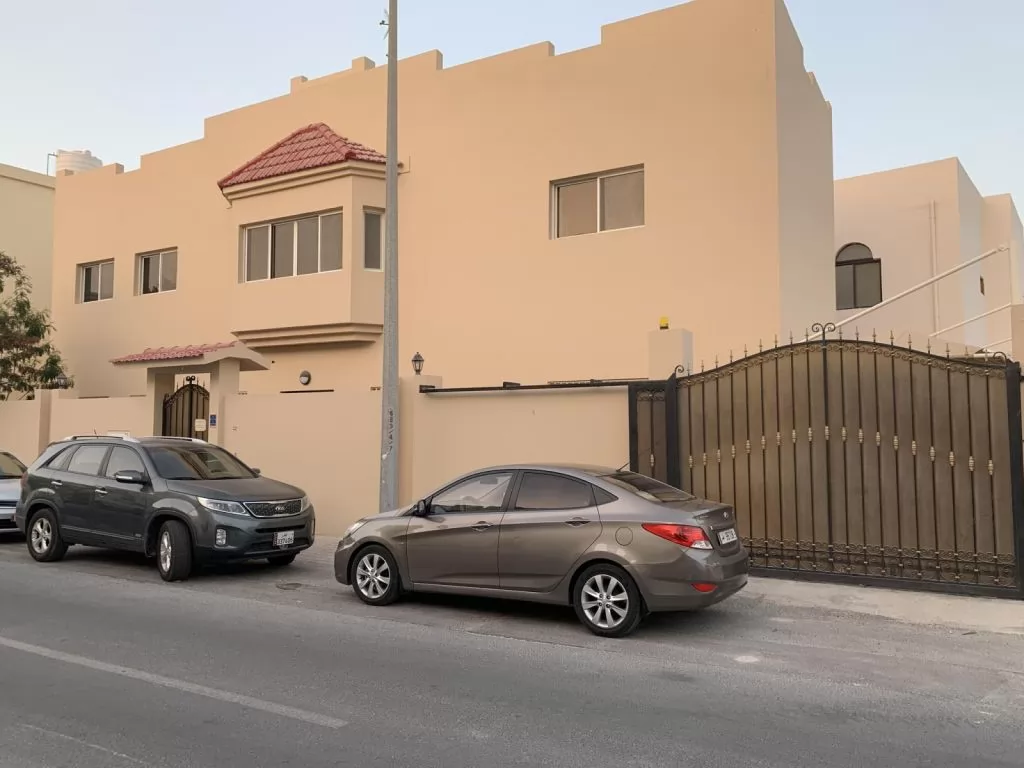Residencial Listo Propiedad 4 habitaciones U / F Villa Standerlone  alquiler en al-sad , Doha #13928 - 1  image 