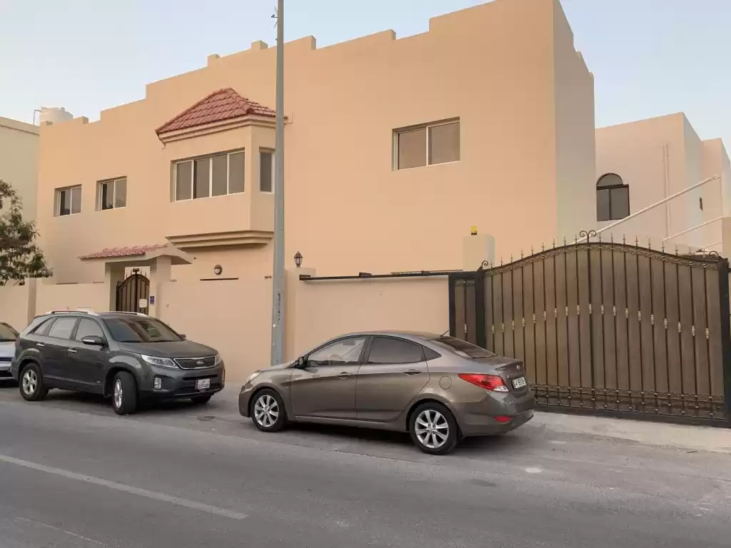 Residential Ready Property 4 Bedrooms U/F Standalone Villa  for rent in Al Sadd , Doha #13928 - 1  image 