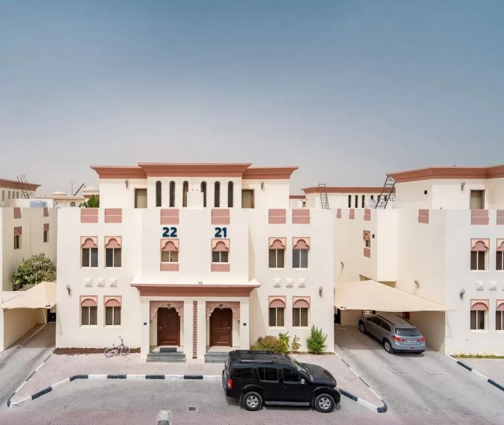 Résidentiel Propriété prête 3 chambres F / F Villa à Compound  a louer au Al-Sadd , Doha #14029 - 1  image 