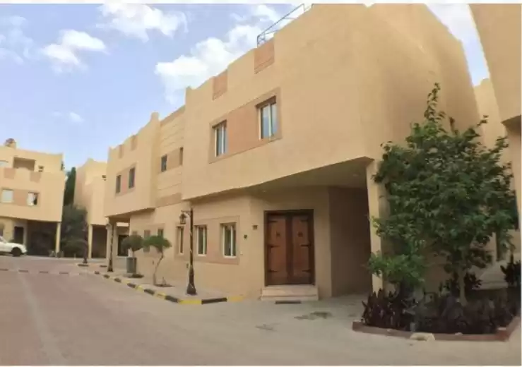 Residencial Listo Propiedad 5 habitaciones U / F Villa en Compound  alquiler en al-sad , Doha #14107 - 1  image 
