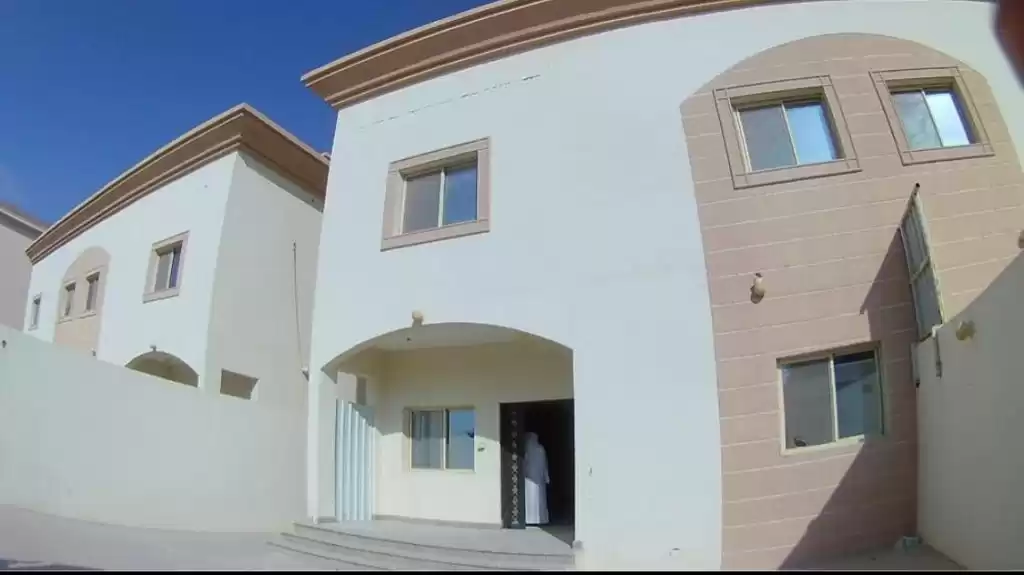 yerleşim Hazır Mülk 7 Yatak Odası U/F Müstakil Villa  kiralık içinde Al Sadd , Doha #14162 - 1  image 