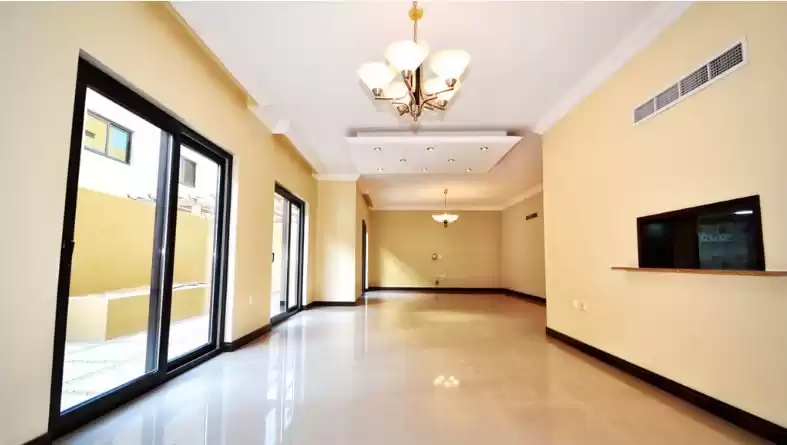 Жилой Готовая недвижимость 5 спален Ж/Ж Квартира  в аренду в Доха #14223 - 1  image 