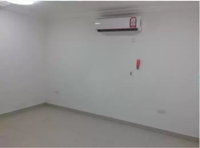 Residential Ready Property 3 Bedrooms U/F Apartment  for rent in Al Sadd , Doha #14235 - 1  image 