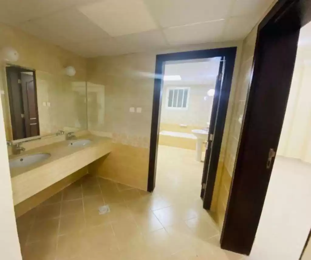 Wohn Klaar eigendom 3 Schlafzimmer U/F Wohnung  zu vermieten in Al Sadd , Doha #14243 - 1  image 