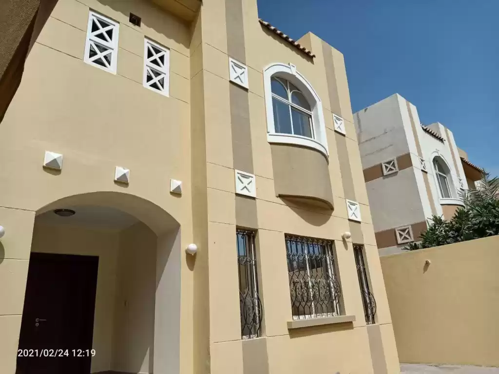 yerleşim Hazır Mülk 6 Yatak Odası U/F Müstakil Villa  kiralık içinde Al Sadd , Doha #14275 - 1  image 