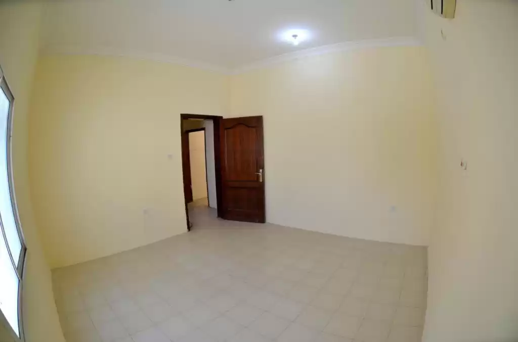 Wohn Klaar eigendom 2 Schlafzimmer U/F Wohnung  zu vermieten in Al Sadd , Doha #14318 - 1  image 