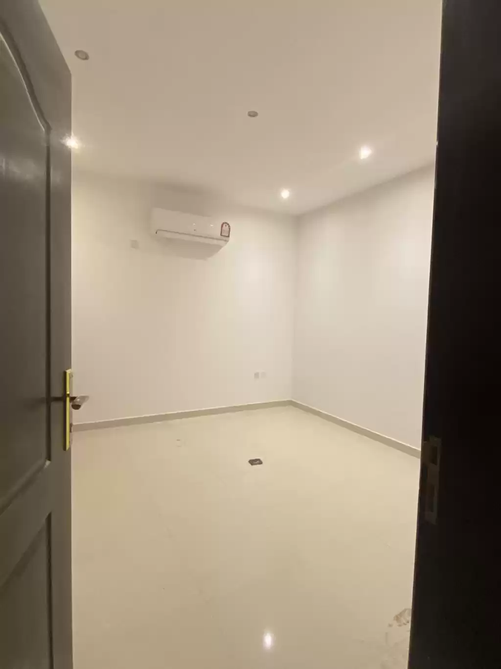 Residential Ready Property Studio U/F Apartment  for rent in Al Sadd , Doha #14328 - 1  image 