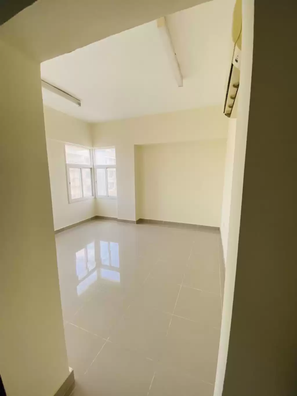 Wohn Klaar eigendom 3 Schlafzimmer S/F Wohnung  zu vermieten in Al Sadd , Doha #14398 - 1  image 