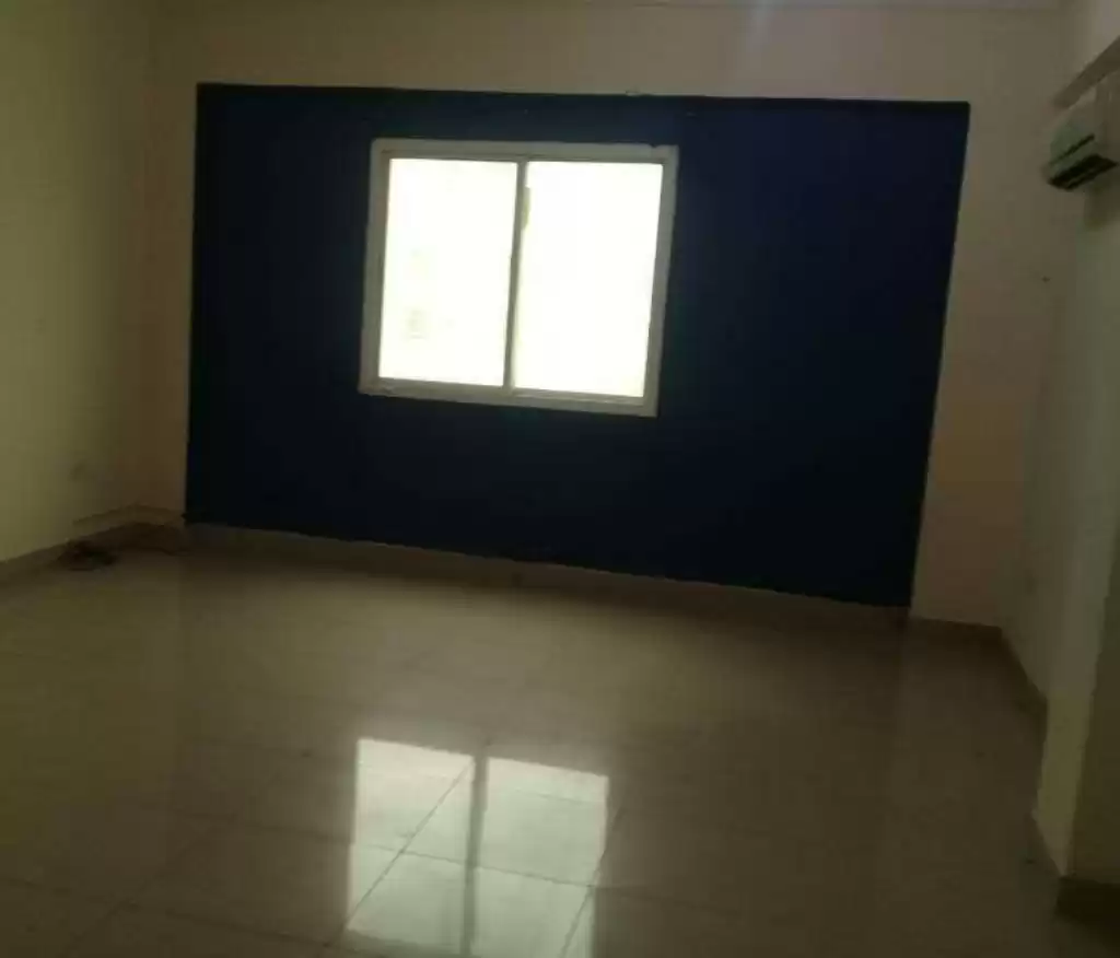 Residential Ready Property 3 Bedrooms U/F Apartment  for rent in Al Sadd , Doha #14440 - 1  image 