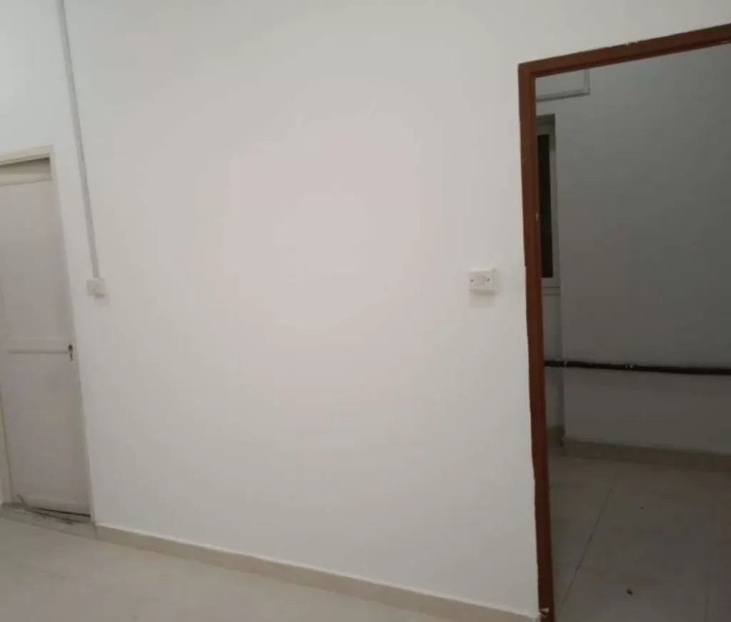 Residential Ready Property 1 Bedroom U/F Apartment  for rent in Al Wakrah #14448 - 1  image 