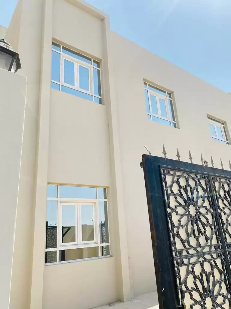 yerleşim Hazır Mülk 6 Yatak Odası U/F Müstakil Villa  kiralık içinde Al Sadd , Doha #14514 - 1  image 