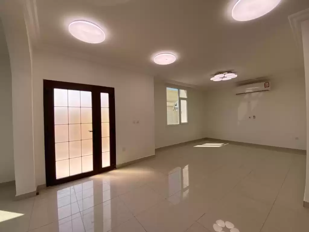 yerleşim Hazır Mülk 6 Yatak Odası U/F Müstakil Villa  kiralık içinde Al Sadd , Doha #14523 - 1  image 