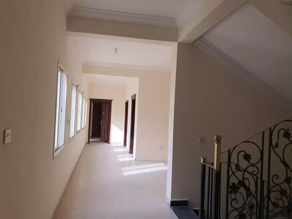 Résidentiel Propriété prête 5 chambres U / f Villa autonome  a louer au Al-Sadd , Doha #14535 - 1  image 