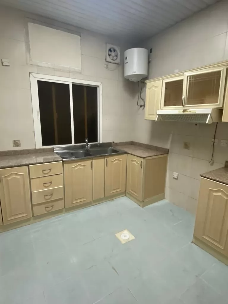 Residential Ready Property 3 Bedrooms U/F Apartment  for rent in Al Sadd , Doha #14557 - 2  image 