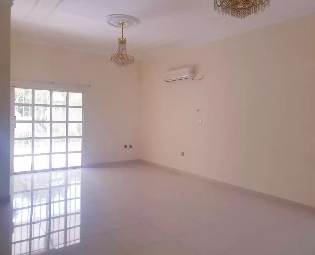 Wohn Klaar eigendom 5 Schlafzimmer S/F Alleinstehende Villa  zu vermieten in Doha #14567 - 1  image 