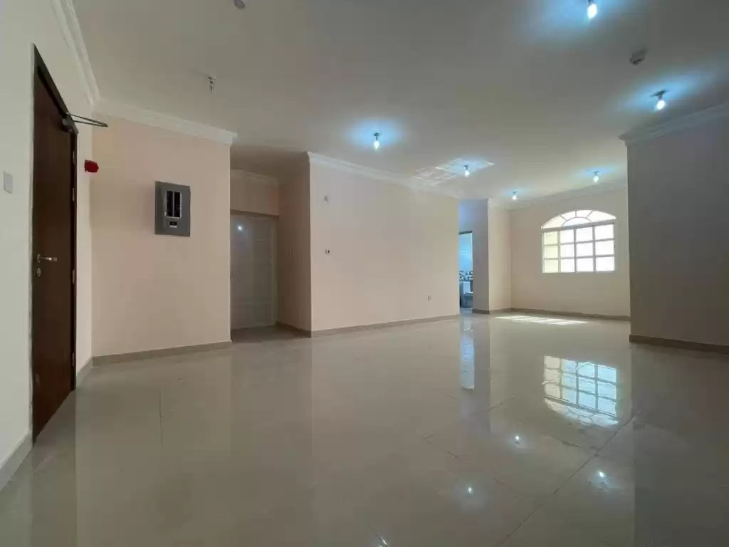 Wohn Klaar eigendom 2 Schlafzimmer U/F Wohnung  zu vermieten in Al Sadd , Doha #14568 - 1  image 