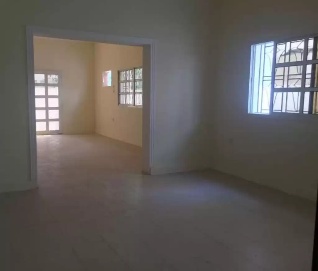 yerleşim Hazır Mülk 5 Yatak Odası U/F Apartman  kiralık içinde Al Sadd , Doha #14599 - 1  image 