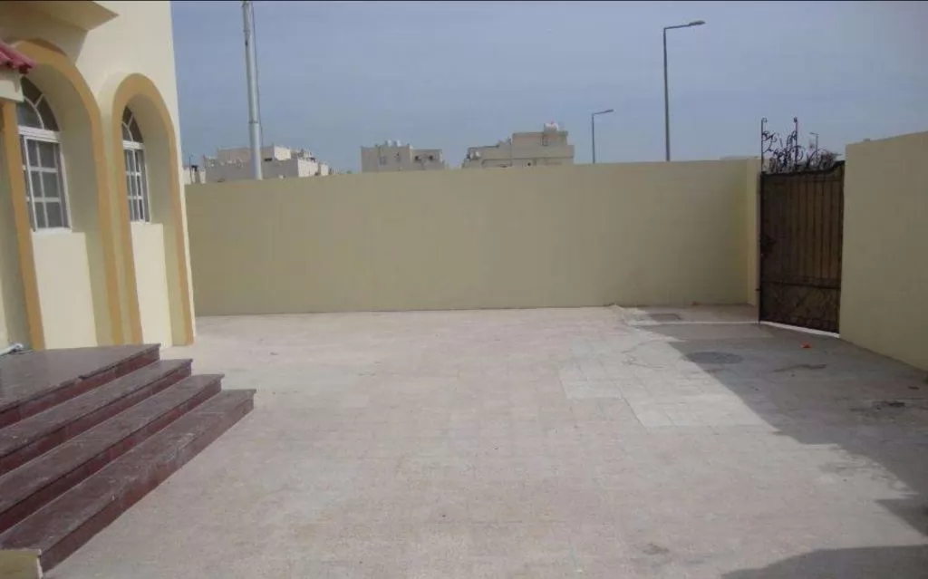 Residential Ready Property 1 Bedroom U/F Apartment  for rent in Doha-Qatar #14609 - 1  image 