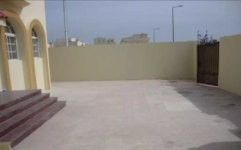 Жилой Готовая недвижимость 1 спальня Н/Ф Квартира  в аренду в Доха #14609 - 1  image 