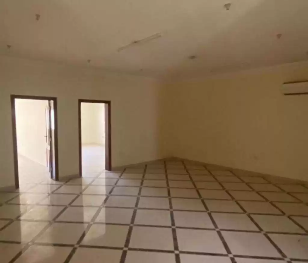 Wohn Klaar eigendom 7+ Schlafzimmer U/F Wohnung  zu vermieten in Doha #14612 - 1  image 