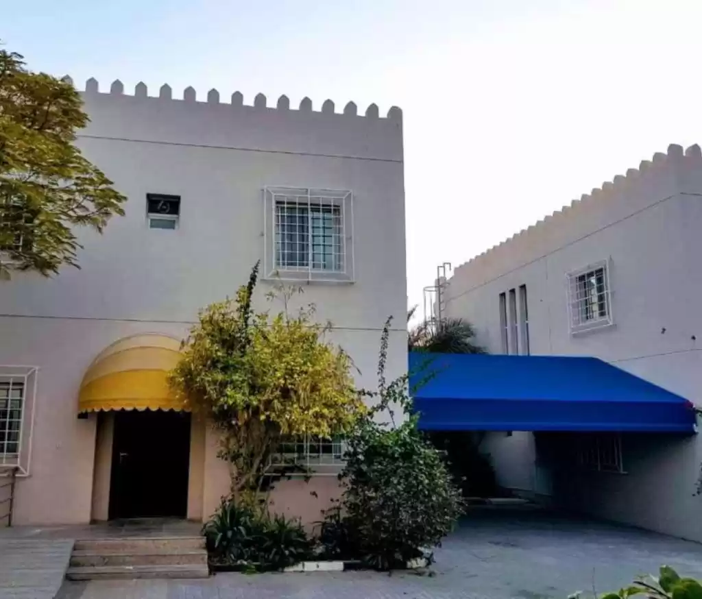 سكني عقار جاهز 4 غرف  غير مفروش فيلا في مجمع  للإيجار في الدوحة #14684 - 1  صورة 