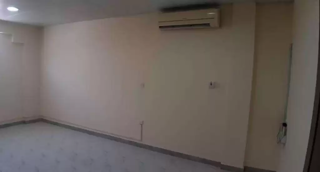 Жилой Готовая недвижимость 1 спальня Н/Ф Вилла в комплексе  в аренду в Доха #14707 - 1  image 