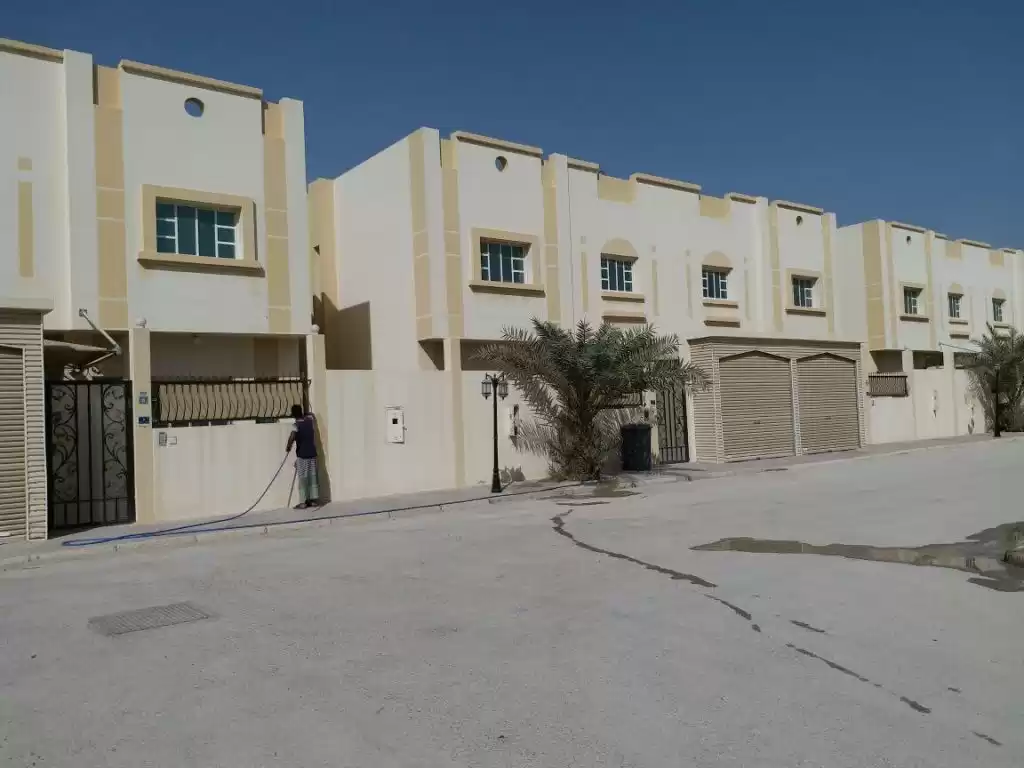 Жилой Готовая недвижимость 5 спален С/Ж Вилла в комплексе  в аренду в Аль-Садд , Доха #14736 - 1  image 