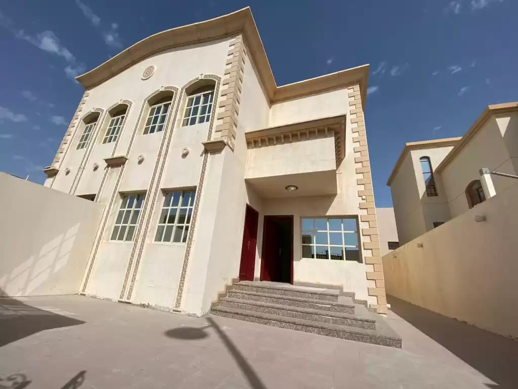 yerleşim Hazır Mülk 5 Yatak Odası U/F Müstakil Villa  kiralık içinde Al Sadd , Doha #14759 - 1  image 