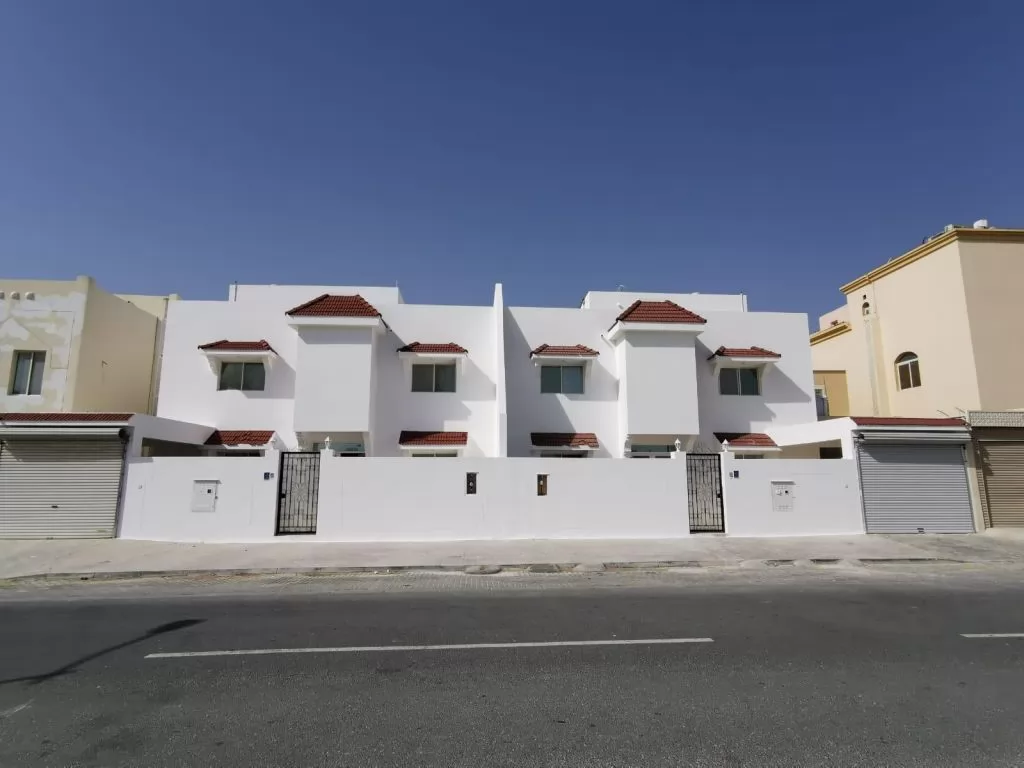 Жилой Готовая недвижимость 5 спален Н/Ф Вилла в комплексе  в аренду в Аль-Садд , Доха #14770 - 1  image 