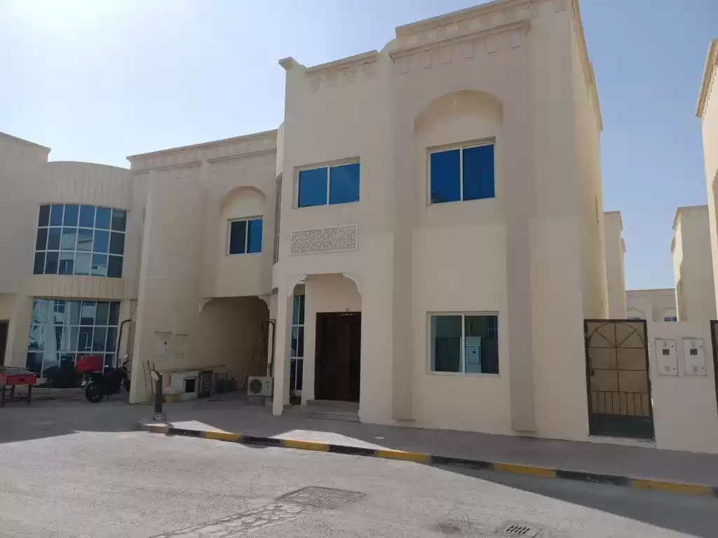 Résidentiel Propriété prête 5 chambres U / f Villa à Compound  a louer au Al-Sadd , Doha #14772 - 1  image 