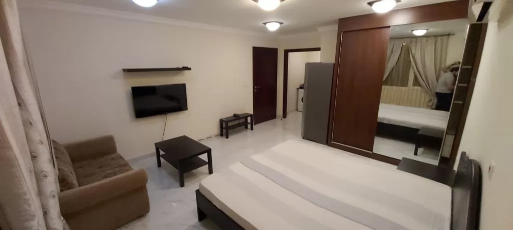Résidentiel Propriété prête 1 chambre S / F Appartement  a louer au Doha #14785 - 1  image 