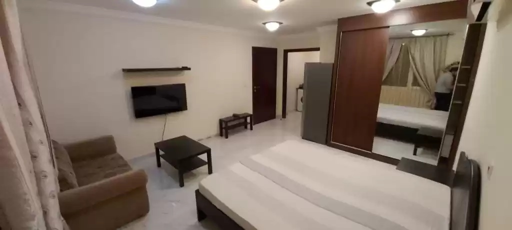 Wohn Klaar eigendom 1 Schlafzimmer S/F Wohnung  zu vermieten in Doha #14785 - 1  image 