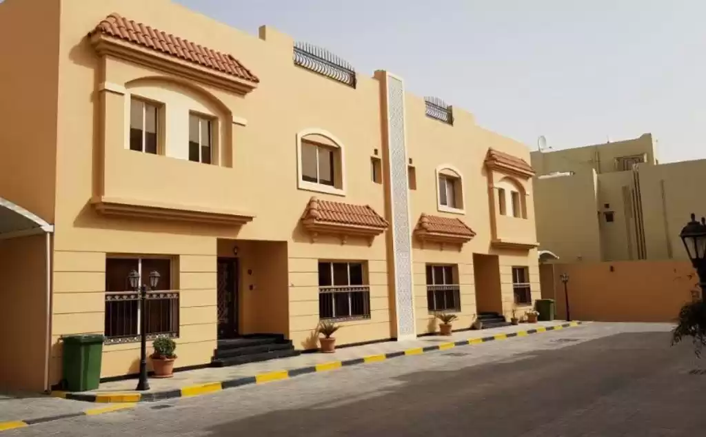 Residencial Listo Propiedad 4 habitaciones U / F Villa en Compound  alquiler en al-sad , Doha #14835 - 1  image 