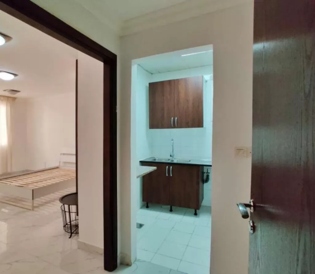 Residential Ready Property 1 Bedroom U/F Apartment  for rent in Doha #14857 - 1  image 
