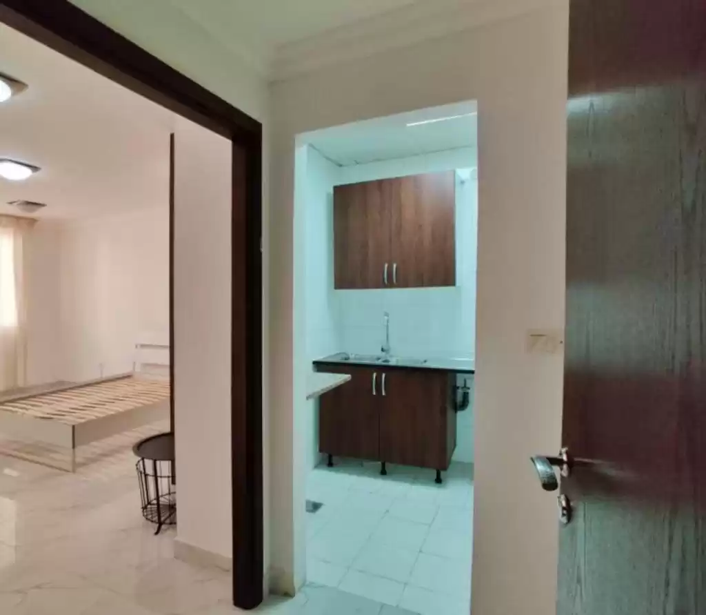 سكني عقار جاهز 1 غرفة  غير مفروش شقة  للإيجار في الدوحة #14857 - 1  صورة 