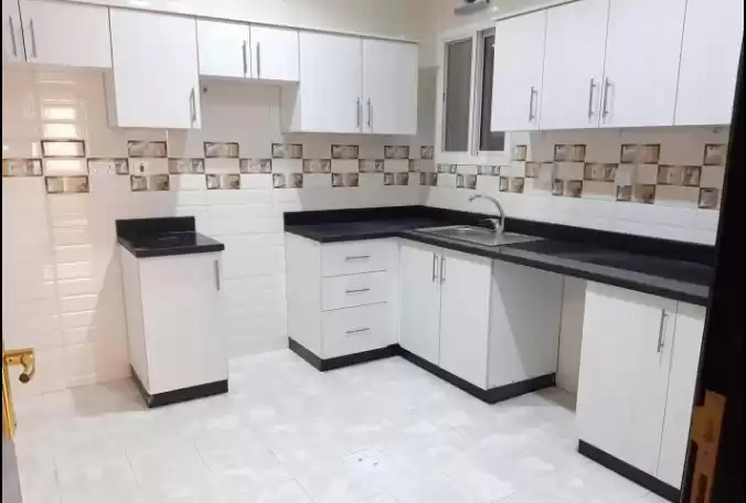 Residential Ready Property 2 Bedrooms U/F Apartment  for rent in Al Sadd , Doha #14916 - 1  image 