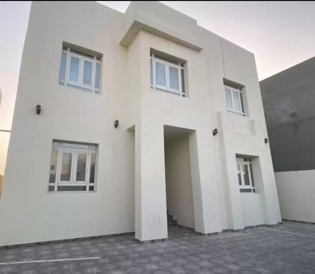 Wohn Klaar eigendom 2 Schlafzimmer U/F Wohnung  zu vermieten in Al Sadd , Doha #14943 - 1  image 