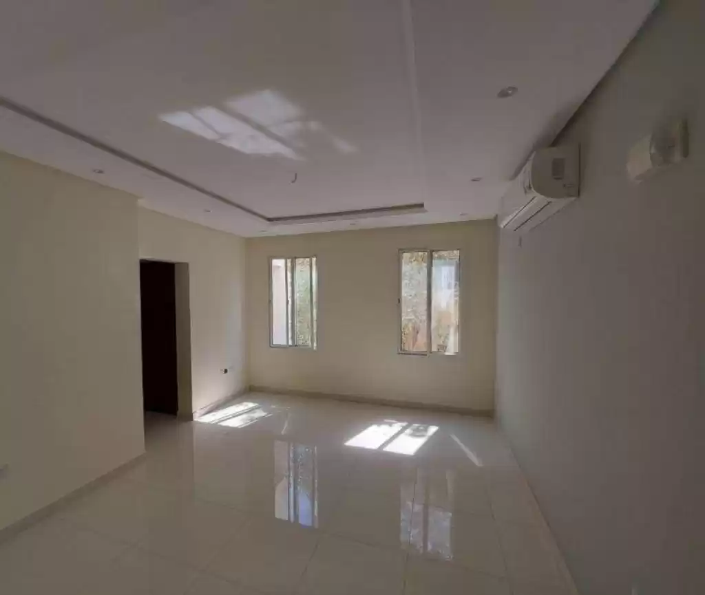 yerleşim Hazır Mülk 2 yatak odası U/F Apartman  kiralık içinde Al Sadd , Doha #14952 - 1  image 
