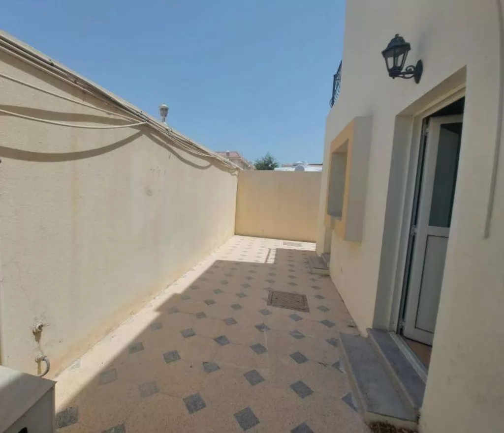 Residential Ready Property 4 Bedrooms U/F Villa in Compound  for rent in Al Sadd , Doha #15077 - 2  image 