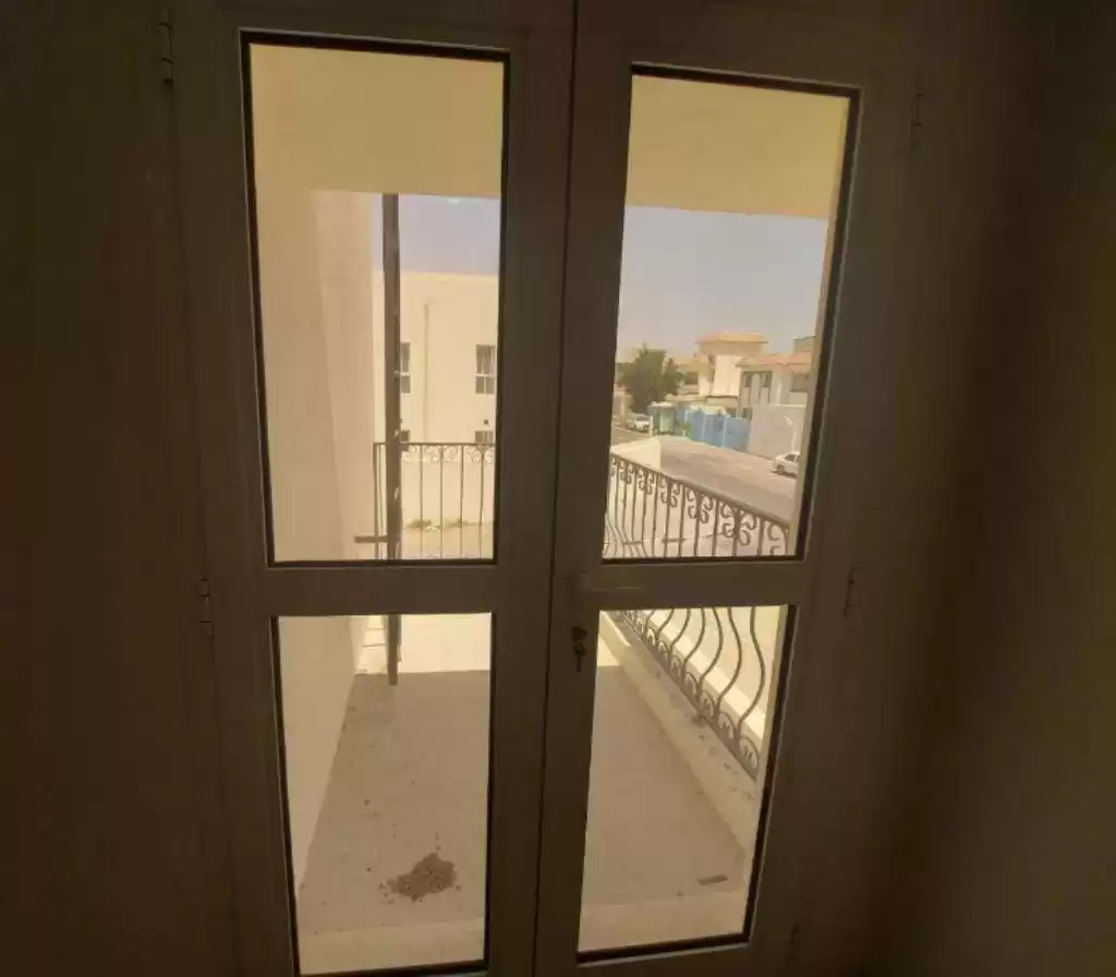 Residencial Listo Propiedad 4 habitaciones U / F Villa en Compound  alquiler en al-sad , Doha #15077 - 1  image 